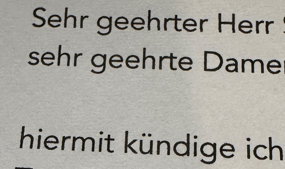 Anfang eines Schreibens.
Zu sehen:
„Sehr geehrter Herr
Sehr geehrte Damen

hiermit kündige ich“ 
