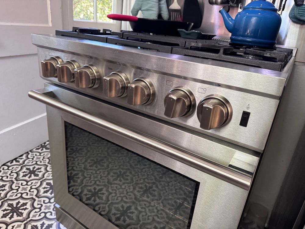 A stove with seven knobs
