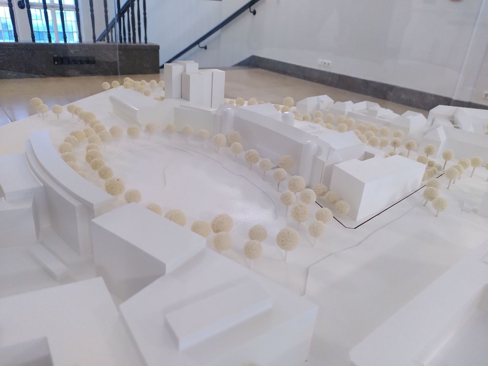 Das Bild zeigt ein Modell der Gebäude am Deutschen Platz in Leipzig. Der Blick ist nach Nordosten gerichtet und fokussiert die Nationalbibliothek. Ganz rechts/südlich ist im Modell der neue 5. Erweiterungsbau platziert. Erst kürzlich wurden die Gewinner des Architekturwettbewerbs bekannt gegeben.