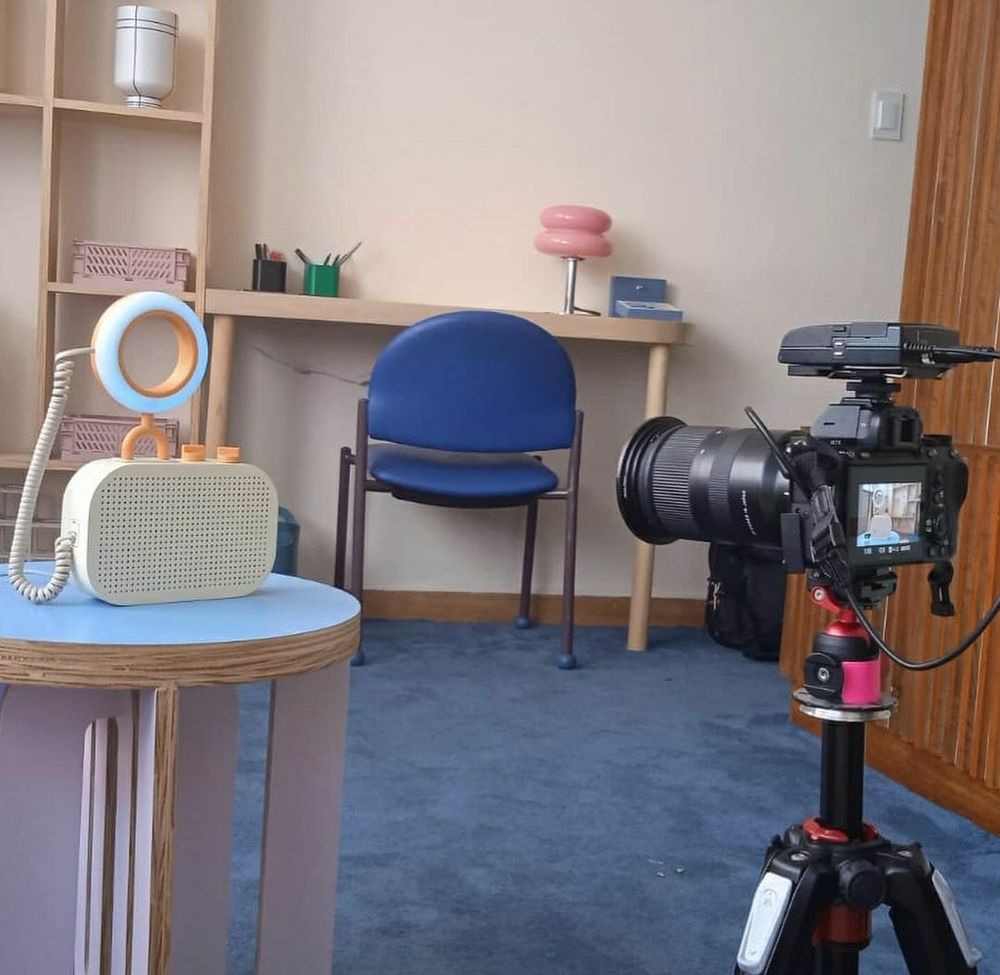 Saskia prop (similar to an Alexa in function) in the movie set of Firma Aquí 