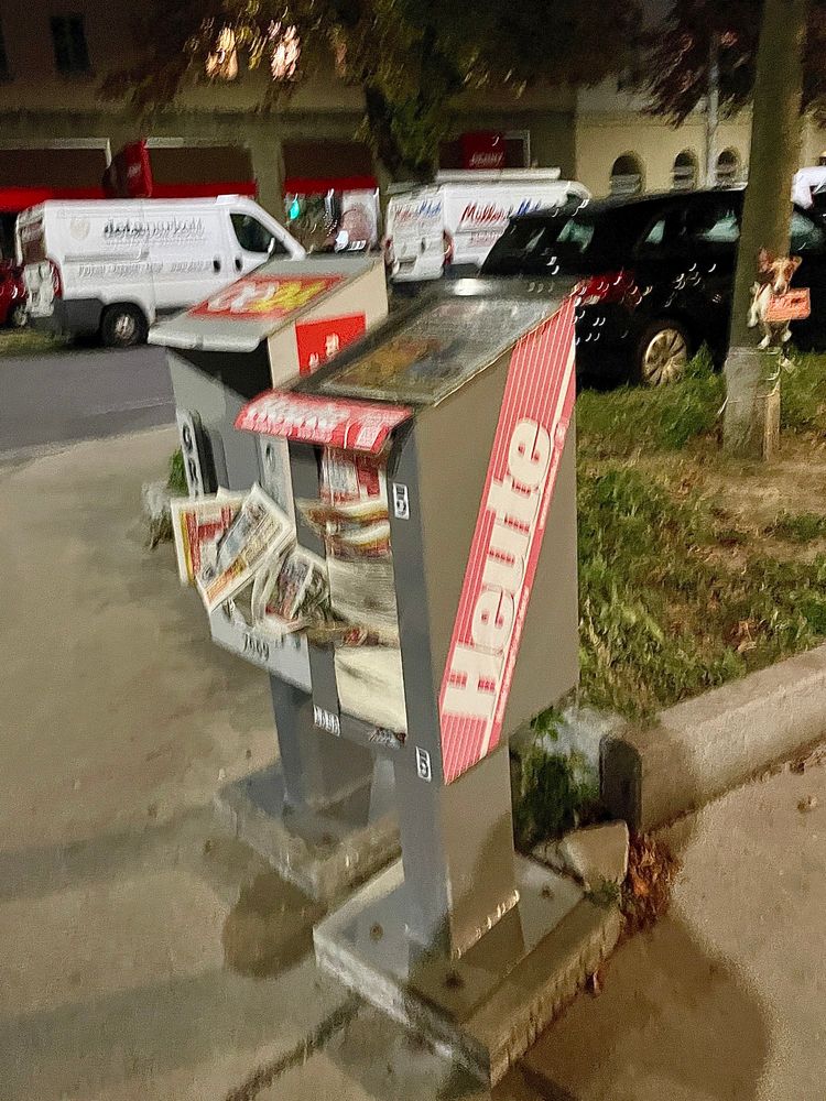 Zwei Ständer mit Gratis-Schund von oe24 und heute auf einer Straße in Wien. 