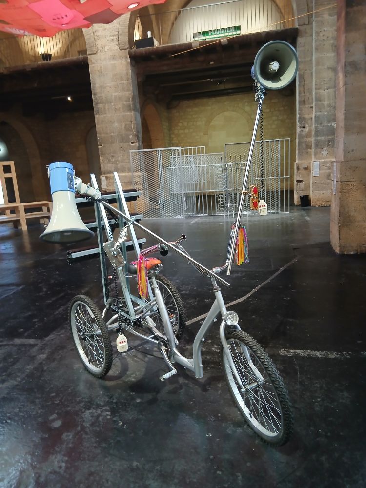 Vélo muni de 2 hauts parleurs et un écran Led à l'arrière , vu de devant
