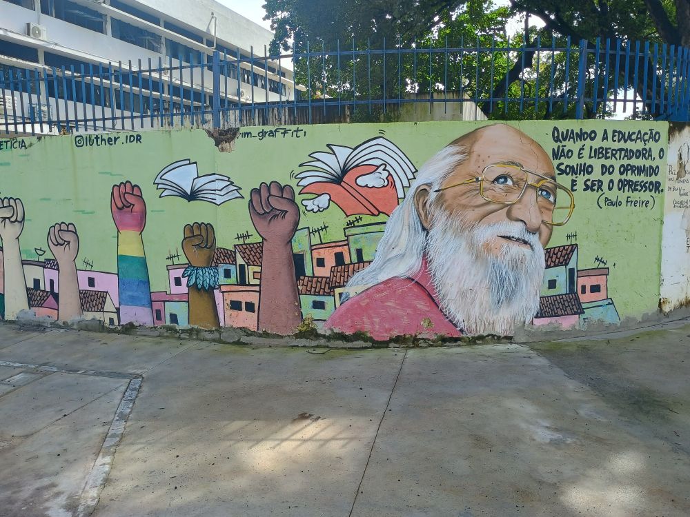 A mural with Paulo Freire that says quando a educação não é libertadora o sonho do oprimido é ser o opressor.