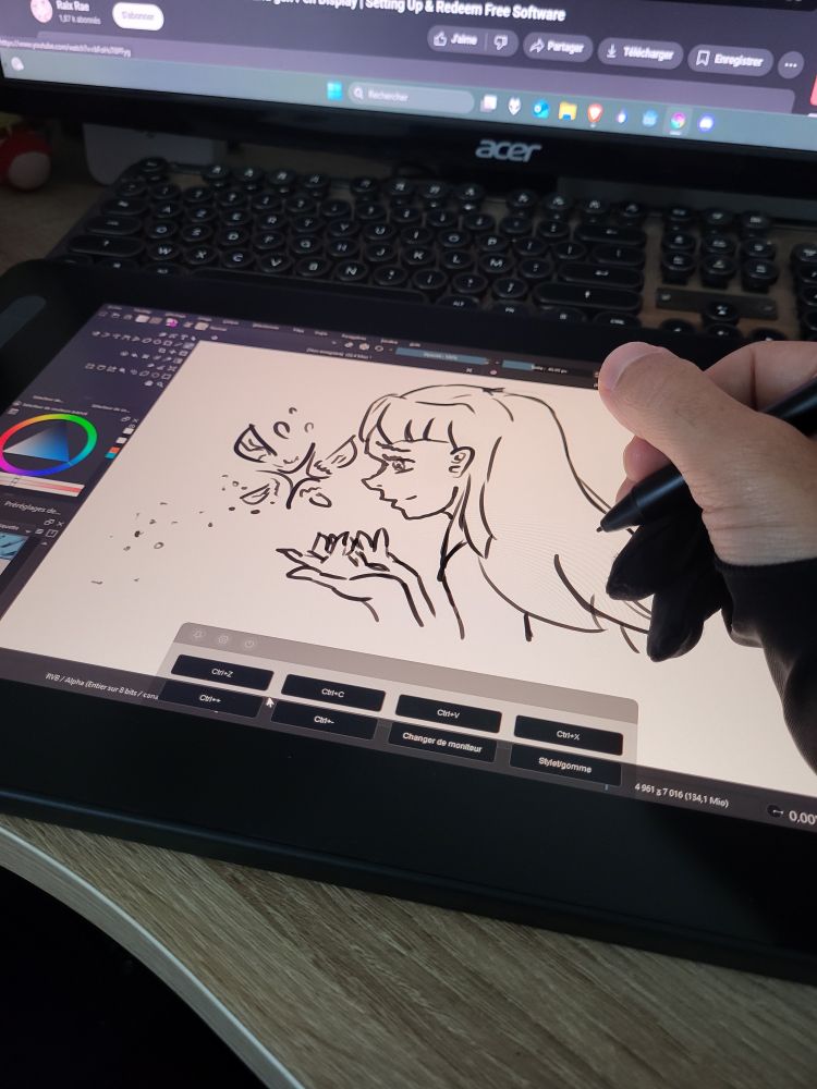 Une tablette graphique XP Pen Artist 16 torturée avec mes traits maladroits qui sont supposés représenter une jeune femme accueillant une fée effrayée dans le creux de ses mains. 