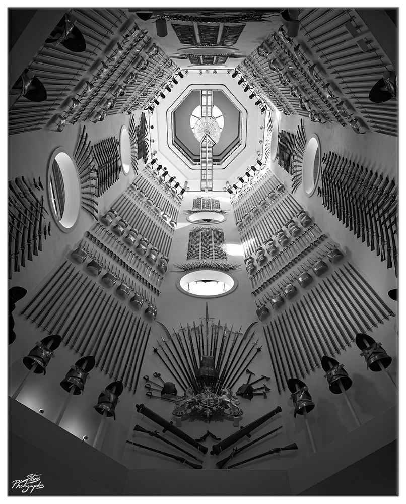 @stonesphotographs.bsky.social - Royal Armouries "Hall of Steel" 
This display is made up of 2700 objects of military equipment dating from the 17th-century to the 19th-century 