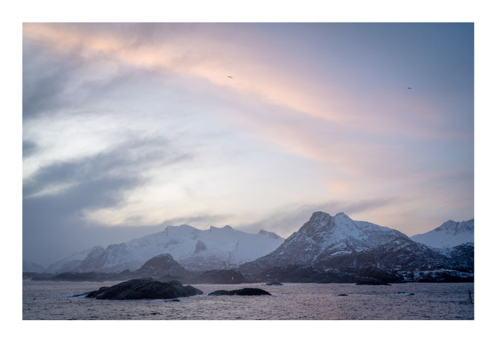 A streak of pink clouds above the mountains of Svolvaer. 