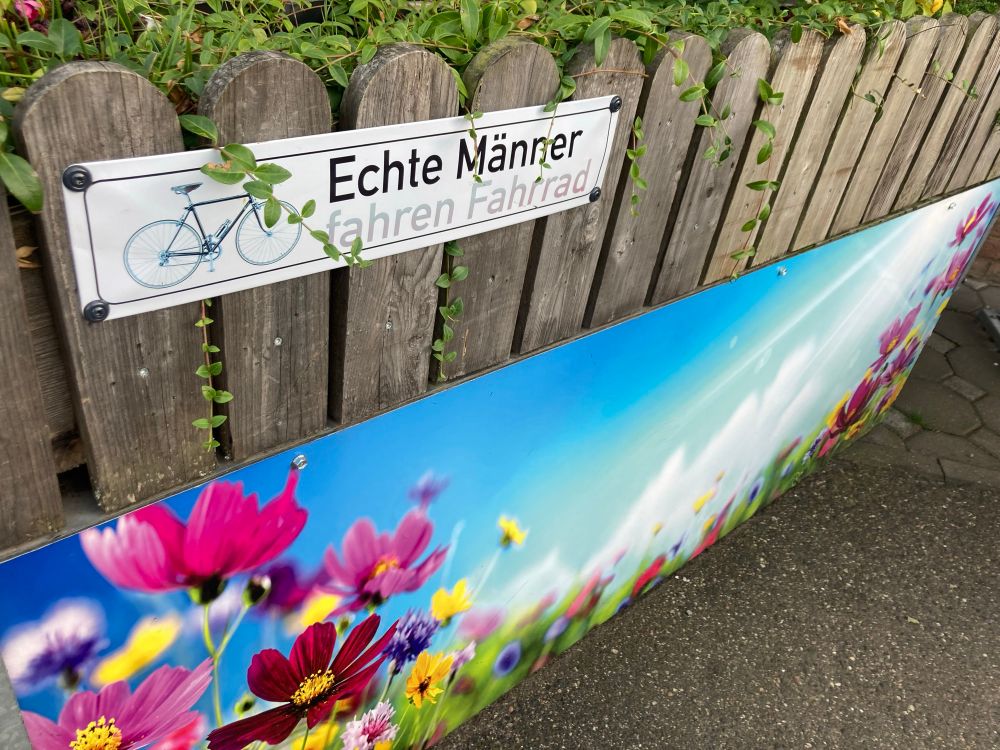 Schild: Echte Männer fahren Fahrrad