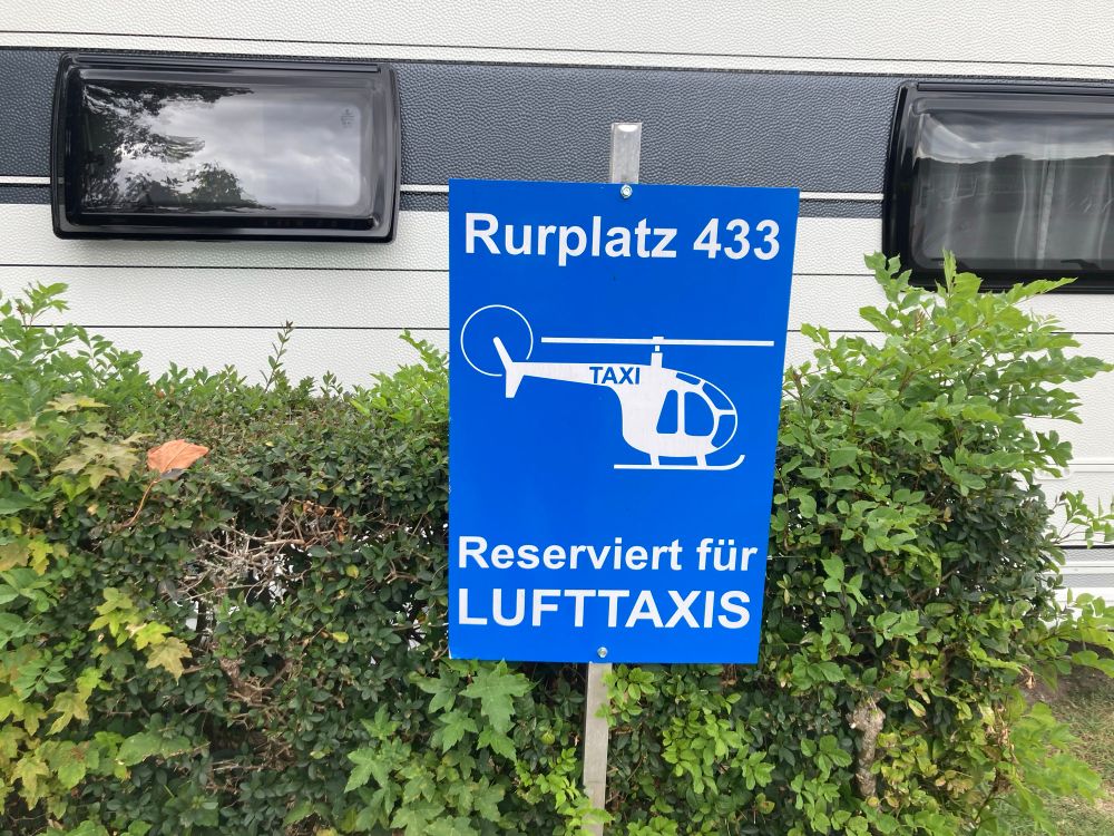 Schild mit Helikopterpiktogram: „Reserviert für Lufttaxis“