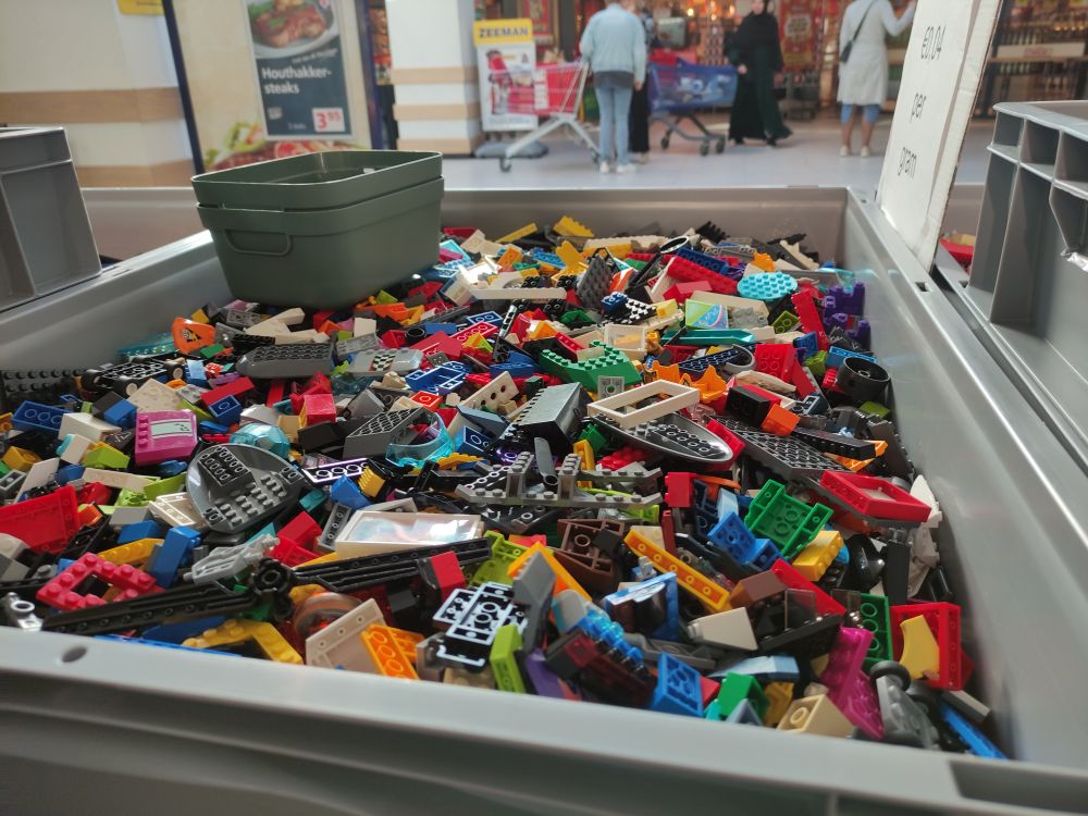 Bak vol Lego stukjes in een kraampje in een winkelcentrum
