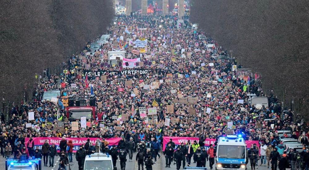 Hunderttausende auf den Straßen in Berlin gegen Rechtsruck der CDU.