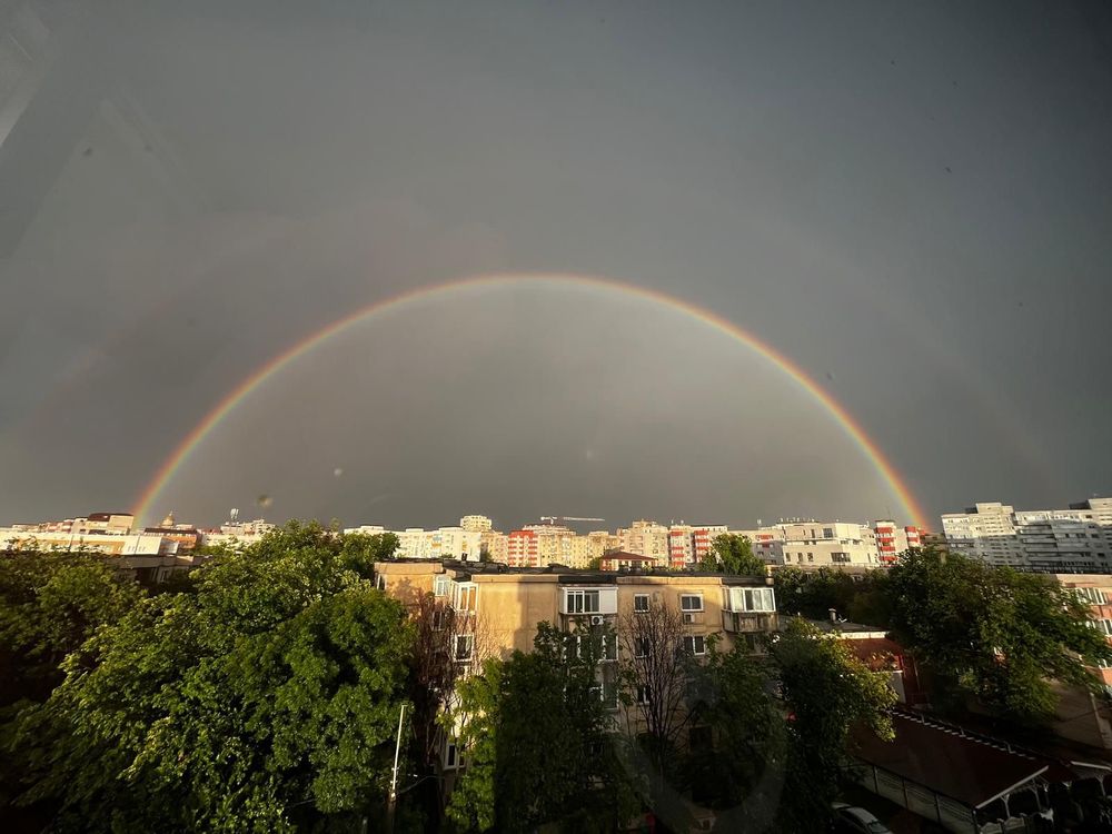 Regenbogen über Bukarest.
