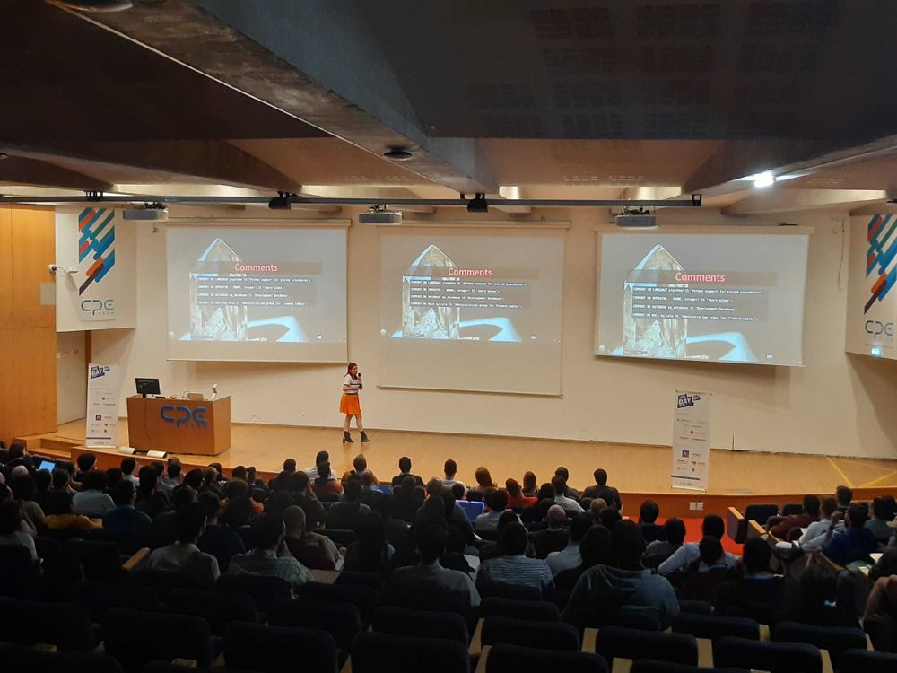 Conférencière sur scène au sein du grand amphi de CPE lors de l'AFUP Day 2024 Lyon