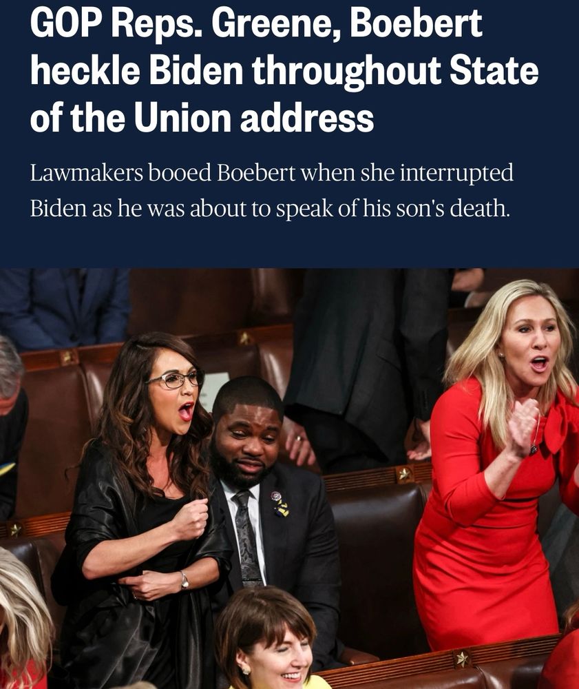 Howler monkeys hooting at Biden