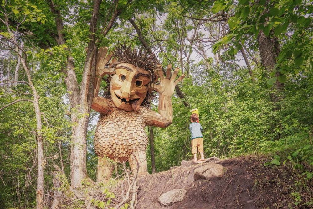 Il sculpte des trolls en matières recyclées