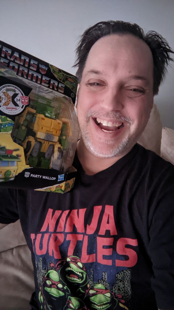Transformers X Ninja Turtles collaborative! It's the Ninja Turtles party wagon as a Transformer! Cowabunga, dudes! 🐢🍕🤖