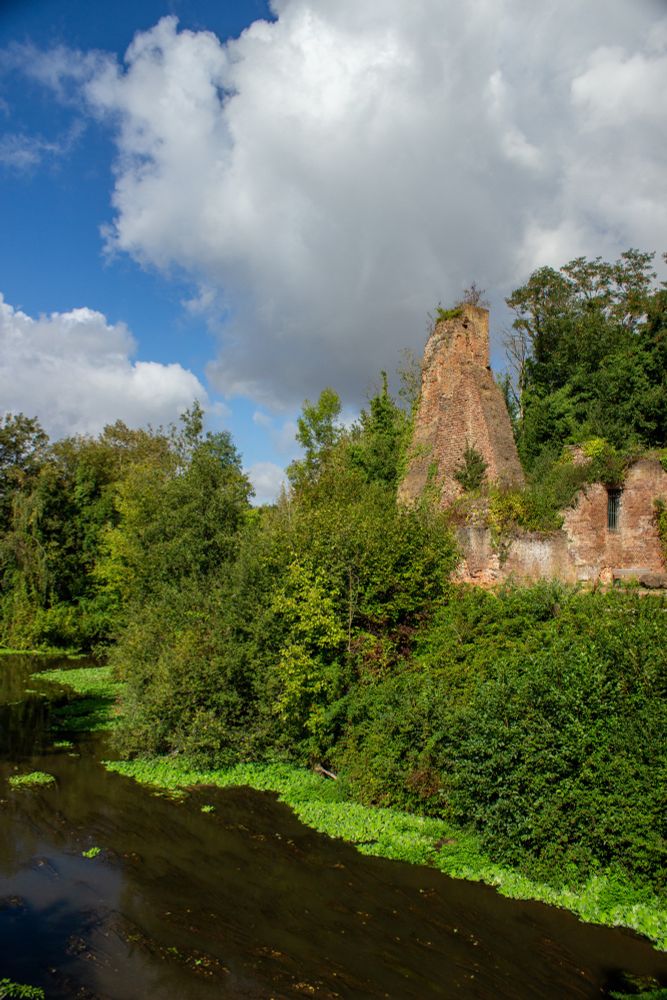 Ruins of Castle Kaster in the Green next to a river.