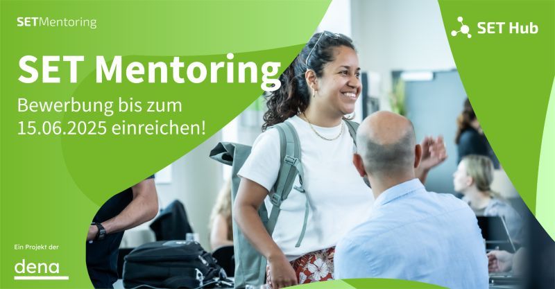 eine Frau lächelt eine Gruppe von Menschen an