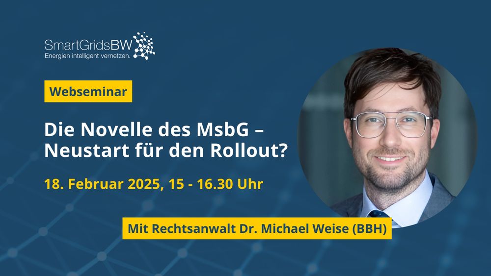 Ein Mann mit einer Brille und einer blauen Krawatte.