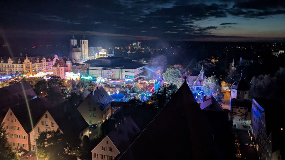 Ein Bild des Memminger Jahrmarkt, aufgenommen aus 40 Meter Höhe von den Balkonen des Martinsturm. 