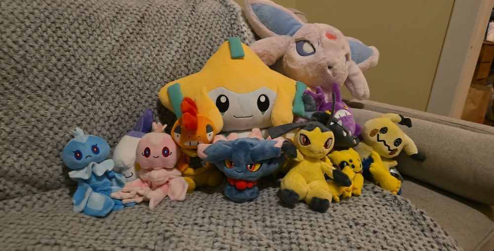 Frillish, m & f
Litwick
Scrafty
Jirachi (bigge)
Misdreavus
Mawile 
Crobat
Joltik
Galvantula
Mimikyu
Espeon (bigge)