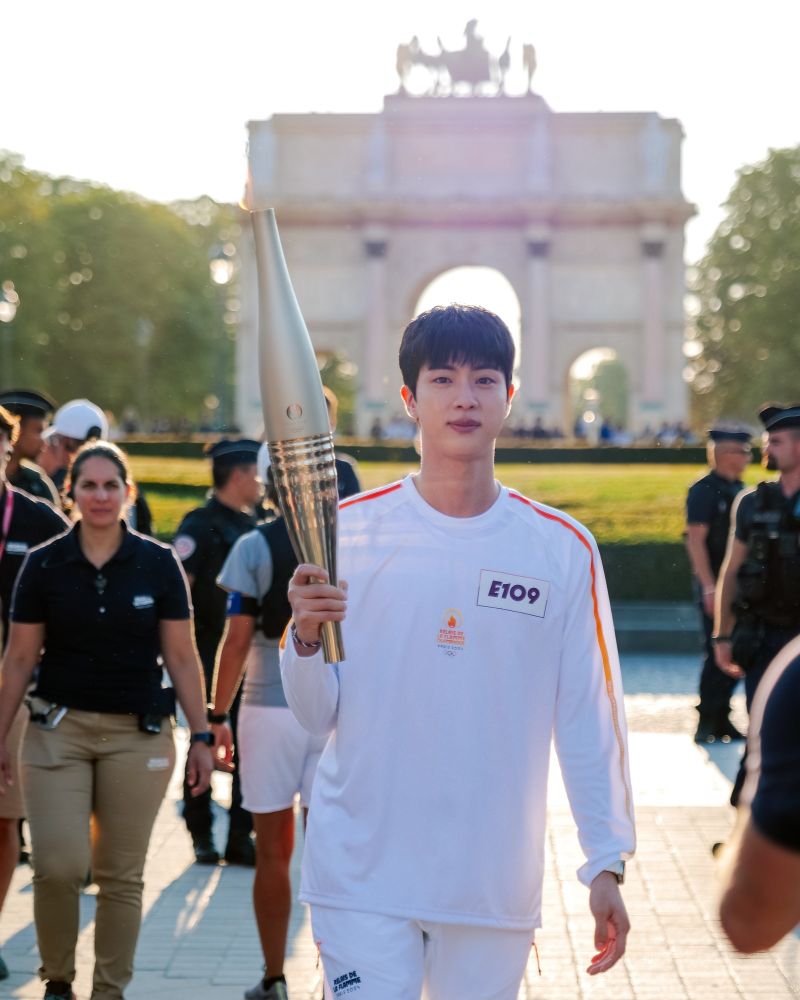 Jin carrying the Olympic fire