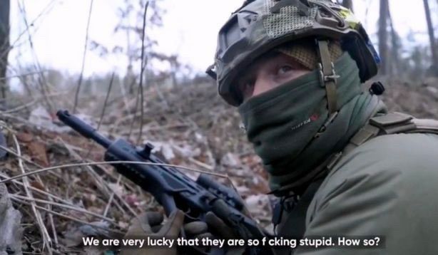 Ukrainischer Soldat sagt: „Wir haben großes Glück, dass sie so verdammt dumm sind. Wie kommt das?“