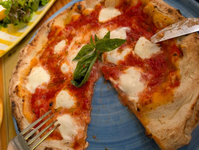 A margarita pizza with mozzarella cheese