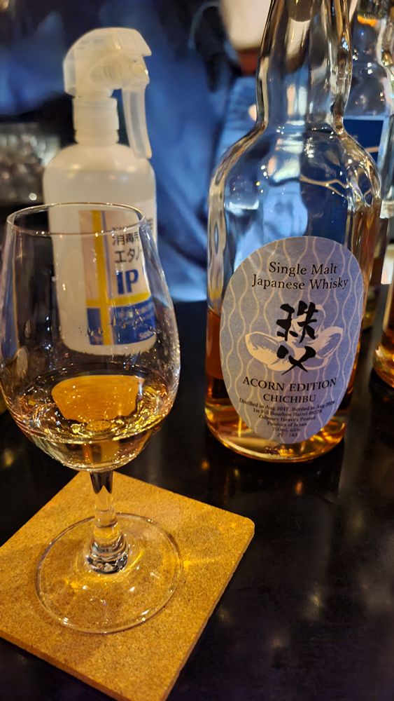 秩父
2017-2024 バーボン樽 ピーテッド
秩父モルトとピートが混ざりあったドラム
アイラモルトでは出ない秩父らしい口当たりの重たさと、ピートに負けず甘さとフルーツのトーン、オレンジ、パイナップルが感じられつつも平行して穏やかに立ち上り共存できる薄灰色の煙、余韻に残るビターさと煙がピーテッドモルトだと思わせる。
美味しいが、これの美味しさを説明するためにはアイラモルトをピーテッドモルトを飲んでもらわないといけなくて、美味しいのにおすすめできない。しかも限定品。感動ともどかしさで認めてしまう逸品。
アイラモルトを好んで飲んでいるならばせひ試してほしい。