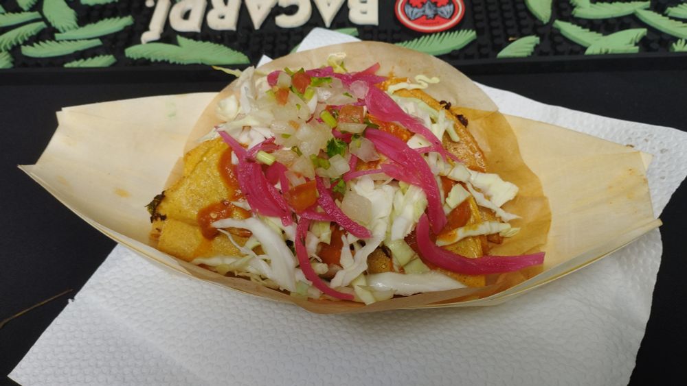 Algunos tacos crujientes con repollo triturado y cebollas escabechadas