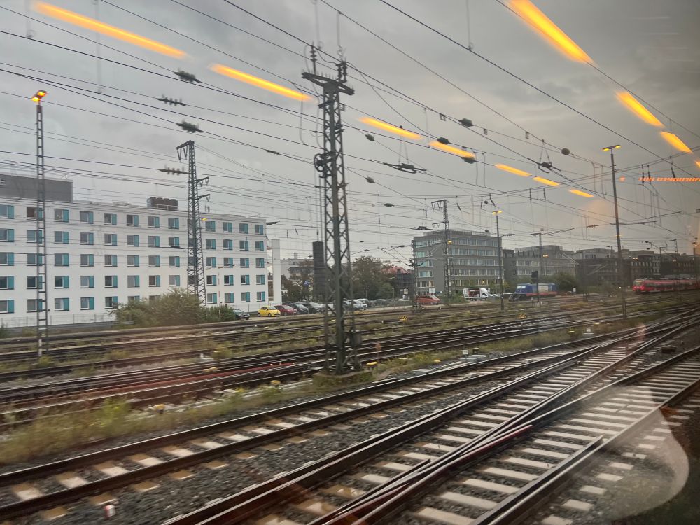 Bahngleise, Gebäude, grauer Himmel. 