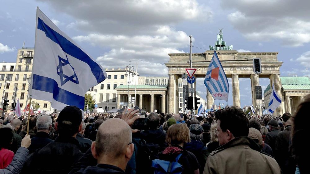 Am Brandenburger Tor: Tausende strömen zu Solidaritätskundgebung für Israel in Berlin