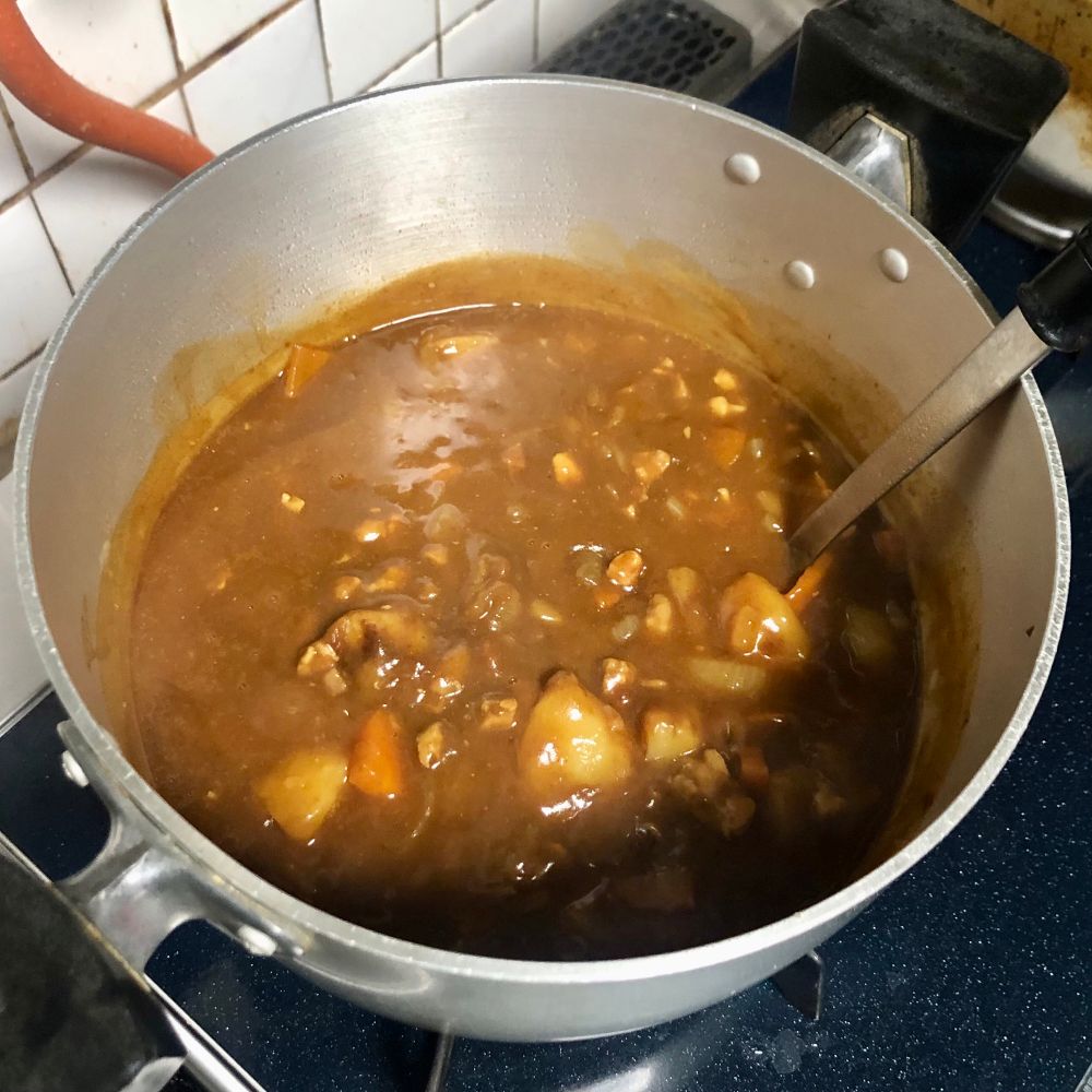 ひさかたぶりに古典的な家カレーをつくった。やあ、うまそうだ。