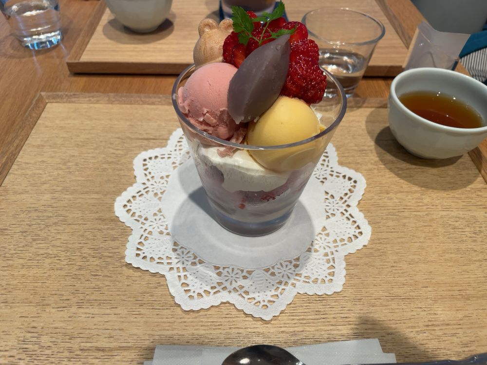 テーブルの上のあまおうパフェとお茶