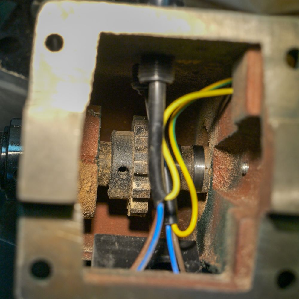 Inside of my lathe, where a screw is missing. This screw was supposed to fix the indexing gear.