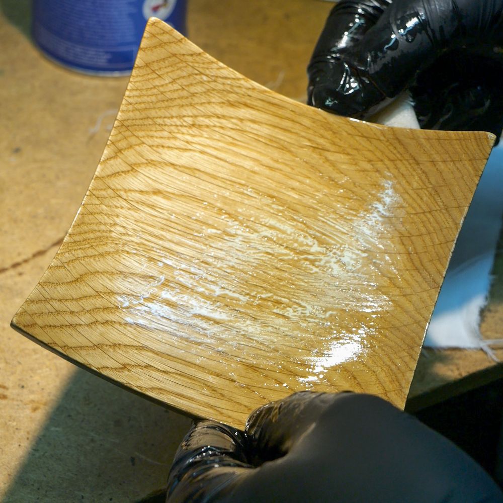 The bowl just after applying the first coat of hard wax oil, and before removing the excess. I applied two coats in total. The used hard wax oil is from the company PNZ.