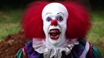 Tim Curry als Clown Pennywise in der ersten Verfilmung der Horrorgeschichte Es