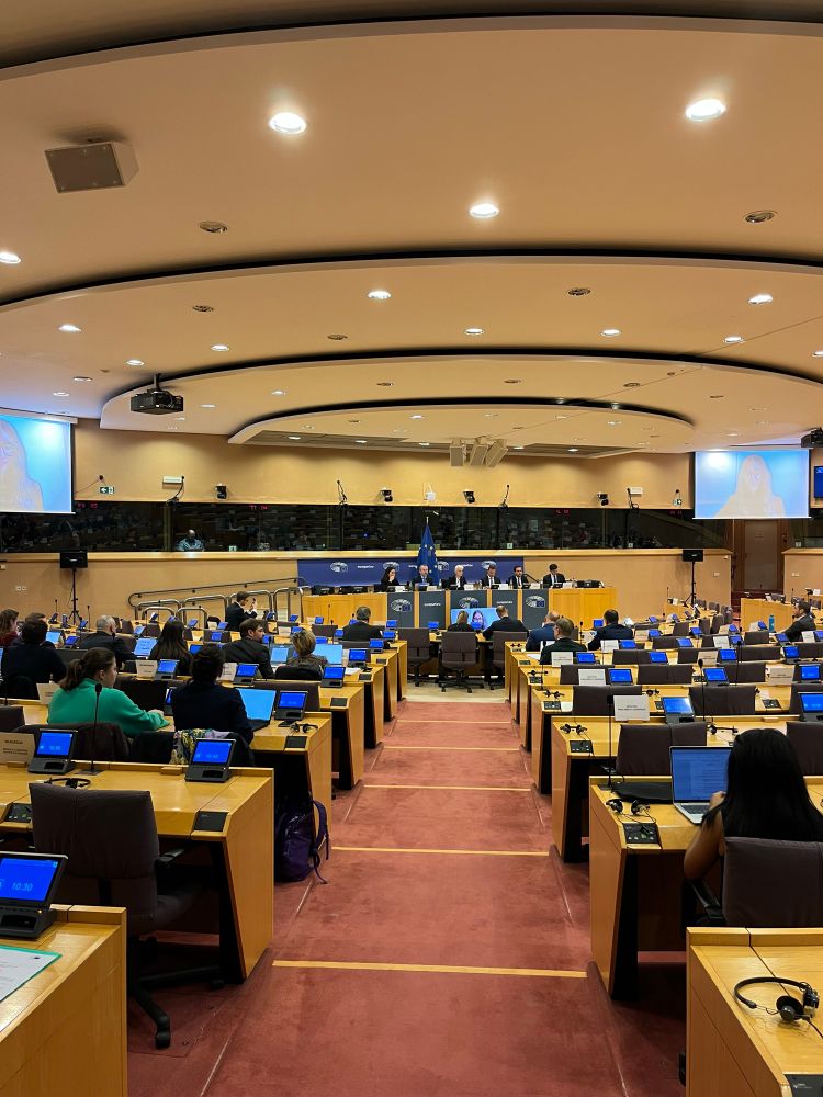 Sitzung EU Ausschuss Sicherheit und Verteidigung mit Vorsitzender Strack-Zimmermann auf Podium.
