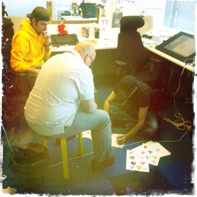 An image of Rovio Entertainment's Helsinki office from 2011 with Les Spink and Miguel Francisco Moreno.

Original caption: Rovio around 2011. Les came to my desk asking for some sketch. I made it on the floor. why? no idea. Do I care? nope.