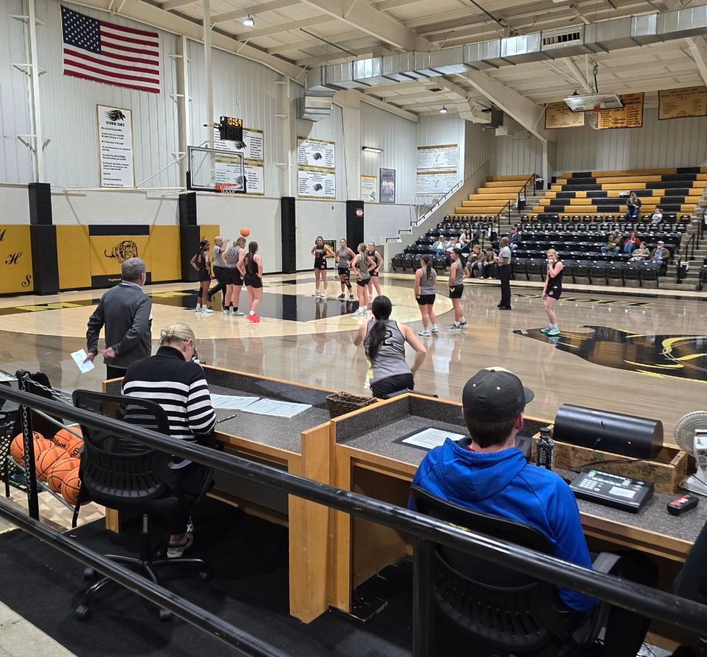 7th grade game between Brookland and Manila. Brookland is in black & red; Manila is in gray.