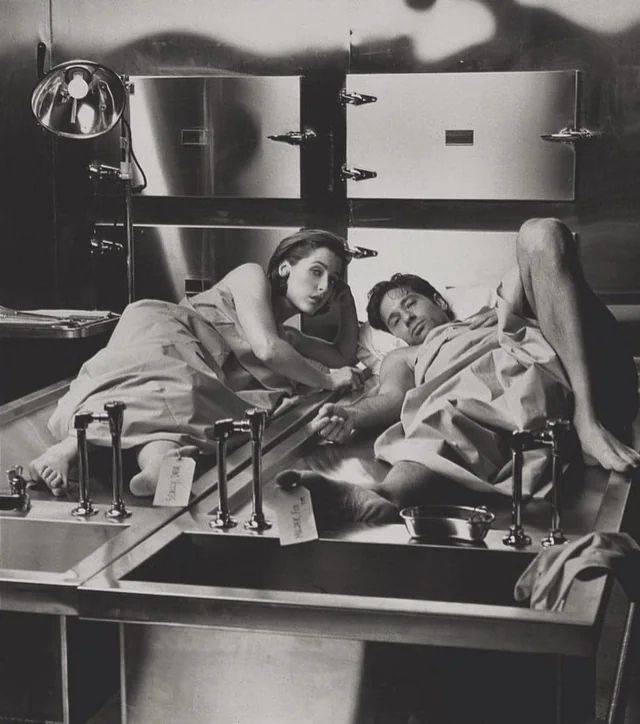 Gillian Anderson and David Duchovny in a morgue 