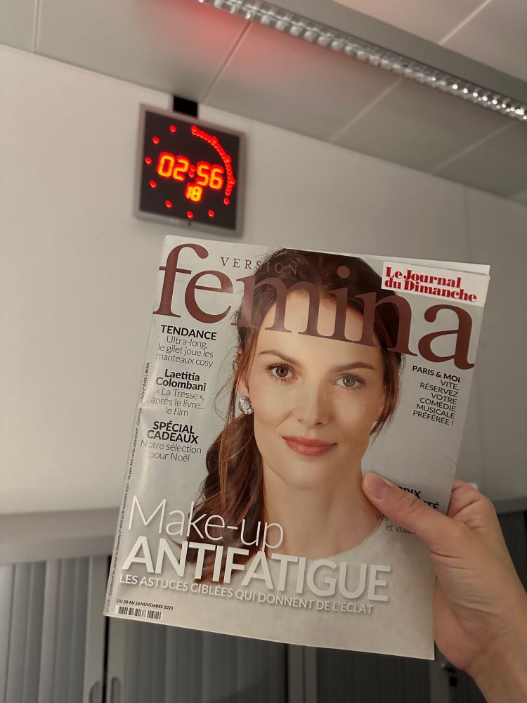 Une couverture de magazine proposant des astuces de maquillage anti fatigue