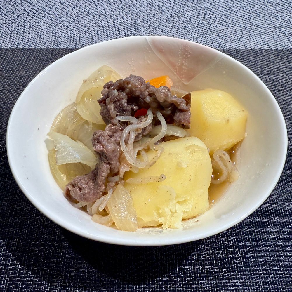 肉じゃが！
じゃがいも、玉ねぎ、にんじん、糸こんにゃく、牛肉
青色の野菜がないのがちょっと寂し(^◇^;)