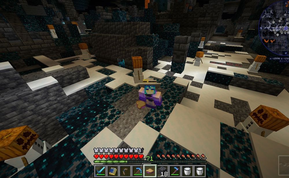 地下都市に、雪だるまが雪をしきつめています