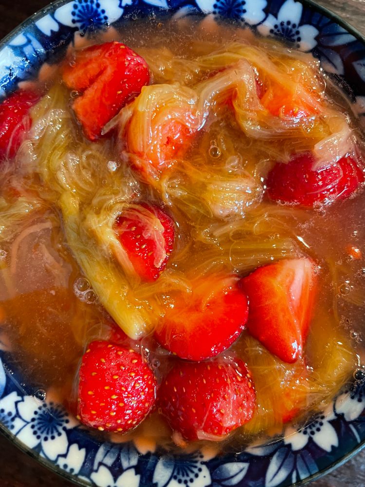 Une compote rhubarbe fraise avec les surplus de la tarte dans un bol bleu et blanc japonais.