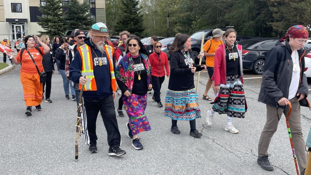 Une centaine de personnes marchent pour la réconciliation à Val-d’Or