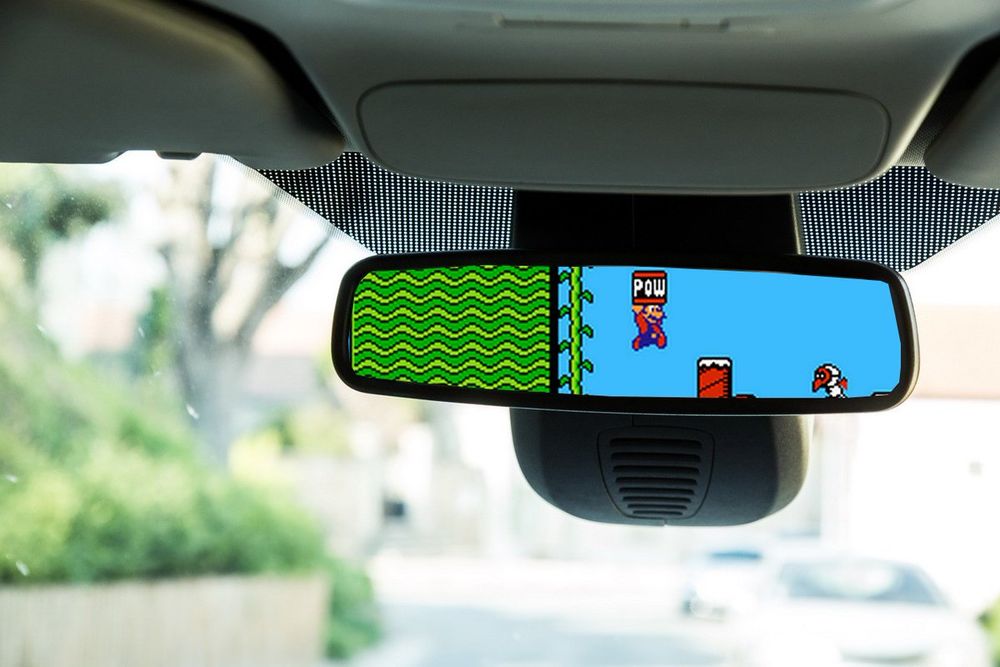 Rétroviseur affichant le jeu Mario