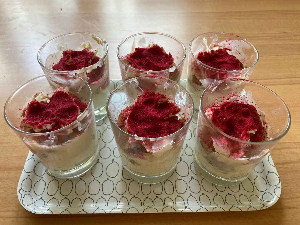 Tiramisu im Glas (mit Himbeerpulver)