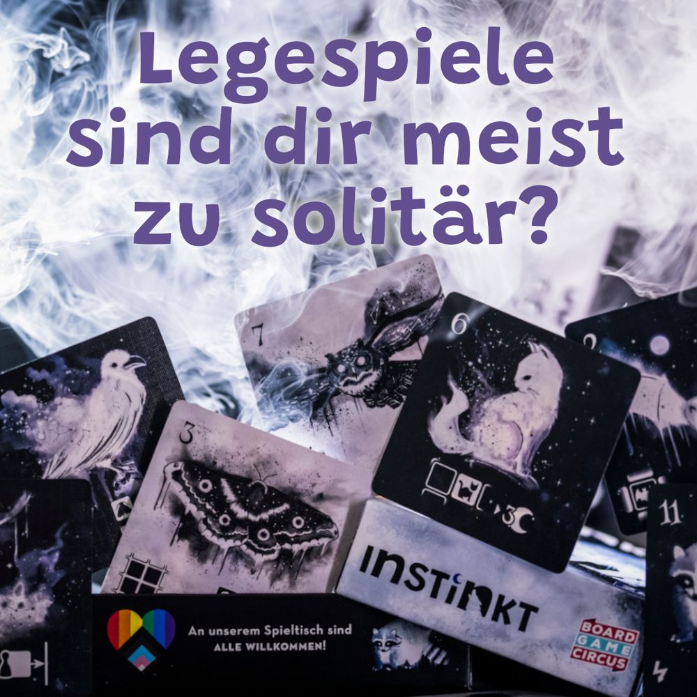 Mehrere Spielkarten aus dem Brettspiel Instinkt, umgeben von Nebel. Darüber steht in lila Schrift: „Legespiele sind dir meist zu solitär?“ Unten im Bild auf der Schachtel des Spiels das Logo von Board Game Circus und ein Pride-Flag Herzsymbol mit dem Hinweis: „An unserem Spieltisch sind alle willkommen!“