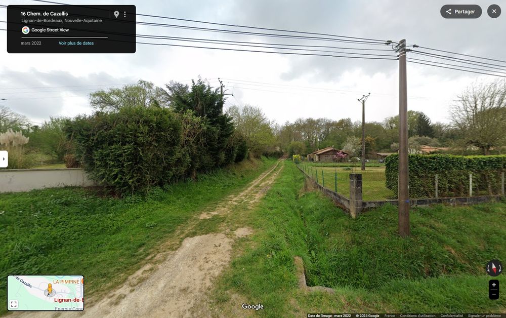 Capture de Google Street View de mars 2022 du chemin dont je parle. On le voit depuis depuis le 16 chemin de cazallis à Ligne-de-bordeaux avec un sol en terre légèrement herbé.