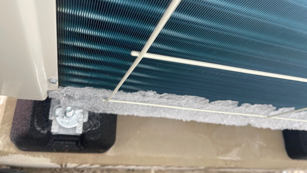 Man sieht es nur schlecht, aber zwischen Eis und Wärmetauschers ein ca 5mm breiter Spalt.das verhindert weiteres Auftauen.